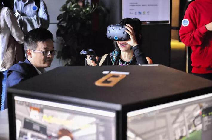 老師授課全球?qū)W子，真正的VR教學(xué)來(lái)了！
