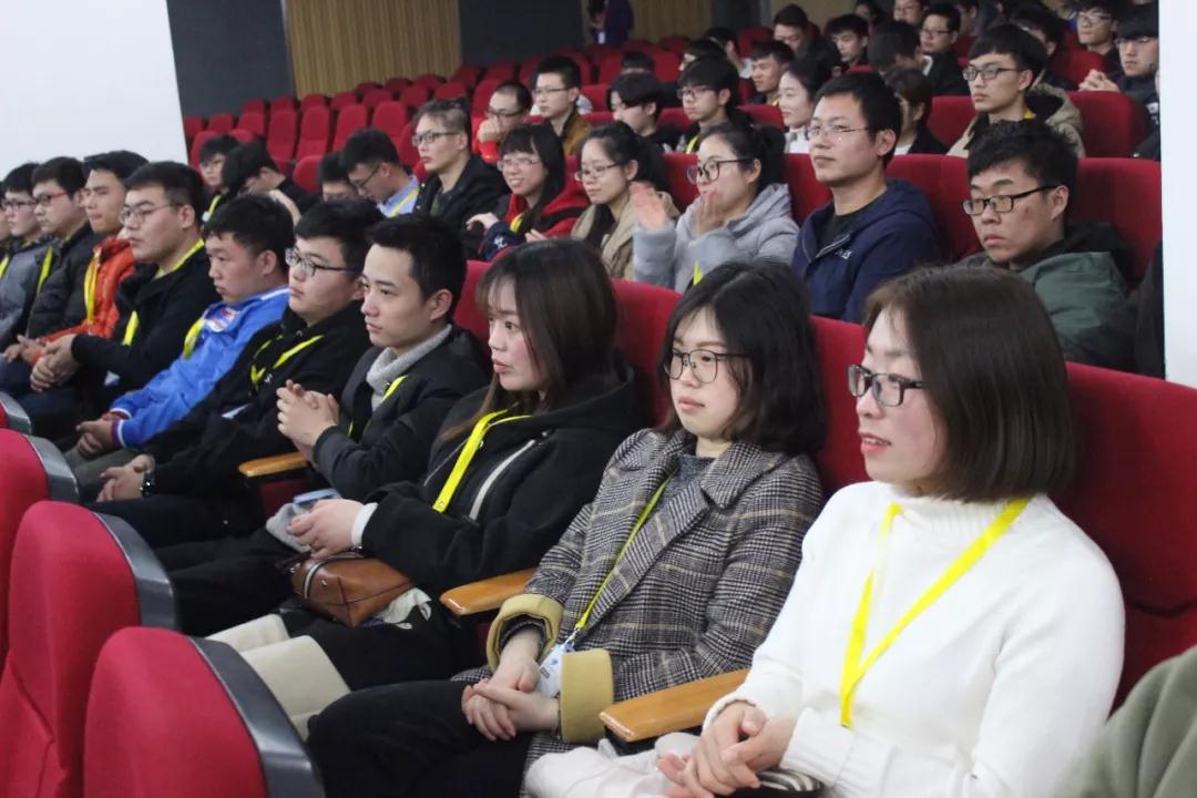 鄭州科技學(xué)院泛IT學(xué)院VR全體學(xué)員組團(tuán)觀看云和VR產(chǎn)品發(fā)布會