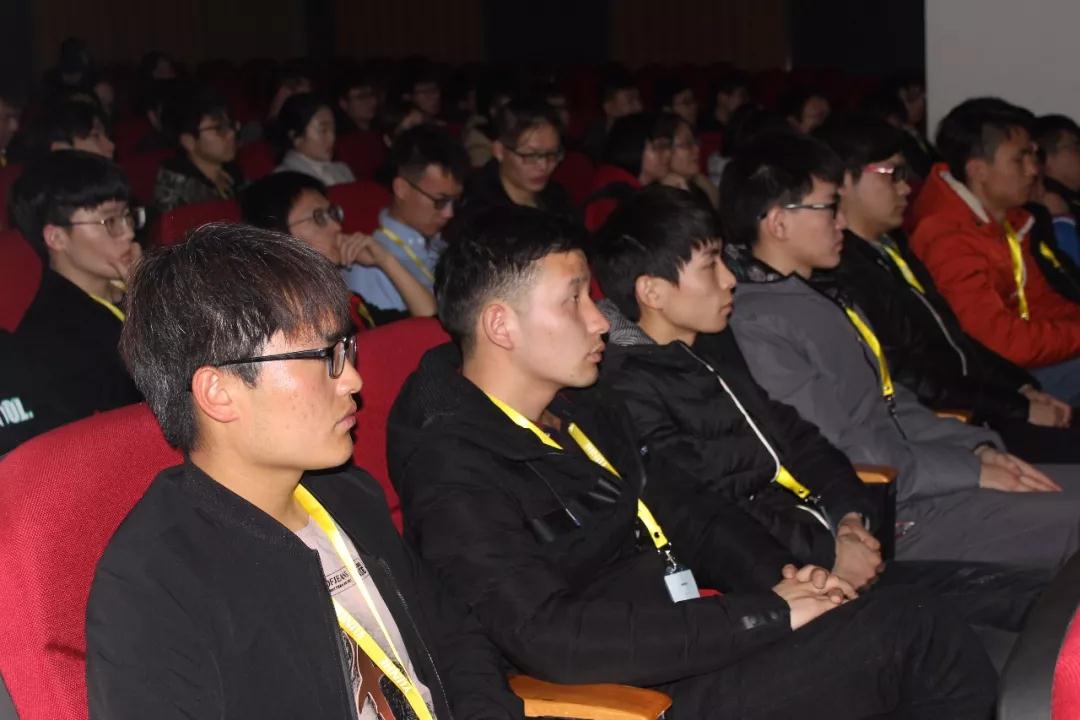 鄭州科技學(xué)院泛IT學(xué)院VR全體學(xué)員組團(tuán)觀看云和VR產(chǎn)品發(fā)布會