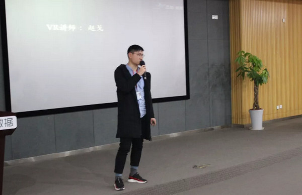 配圖3 VR專業(yè)講師趙老師為同學們送上臨別致詞.jpg