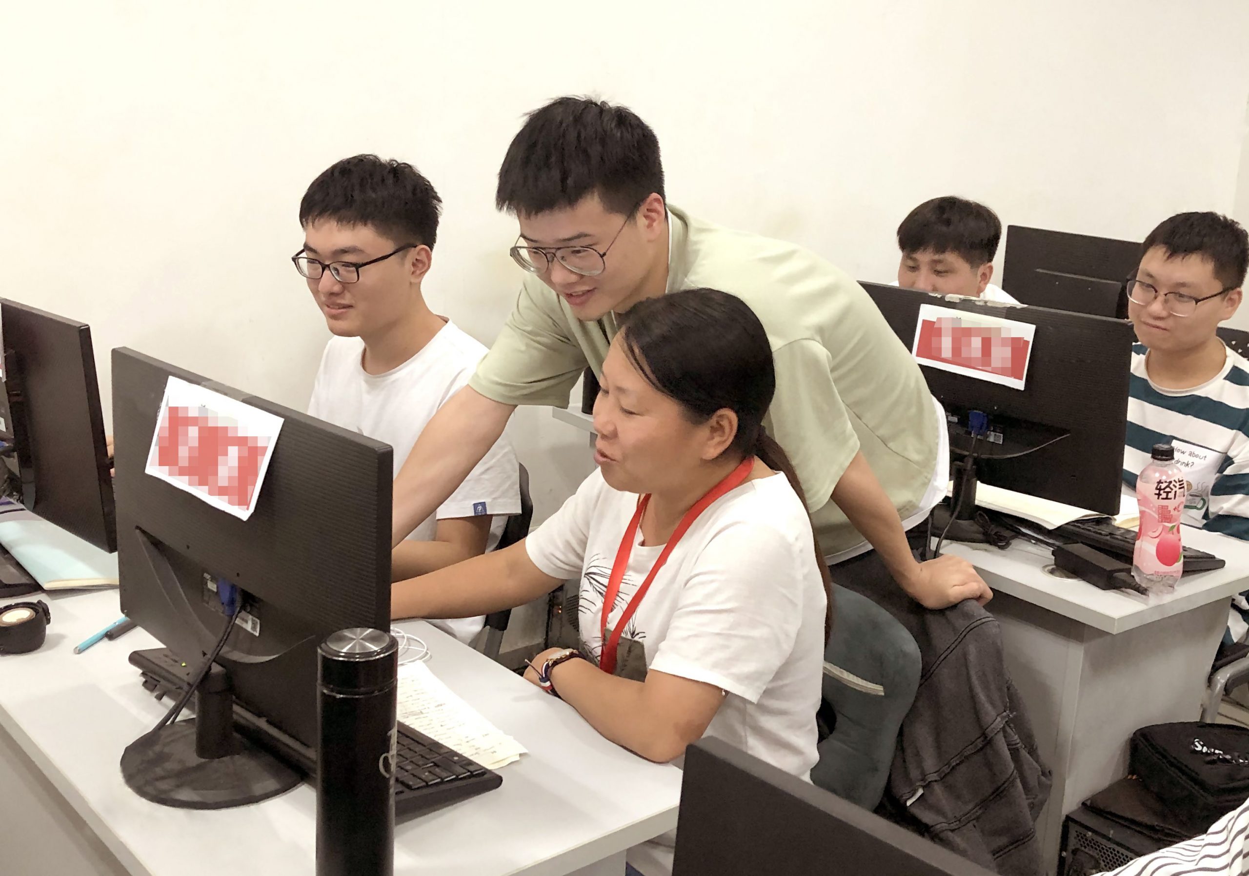 云和數(shù)據(jù)學(xué)員晚自習(xí) 知識(shí)點(diǎn)復(fù)習(xí)?作業(yè)保質(zhì)保量完成?? 疑難問(wèn)題專業(yè)老師一對(duì)一解答? 良好的學(xué)習(xí)氛圍讓同學(xué)們不斷前行